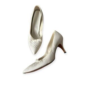 Vintage Rendezvous White Leather Pumps with bow – Size 6A (Narrow), 60s